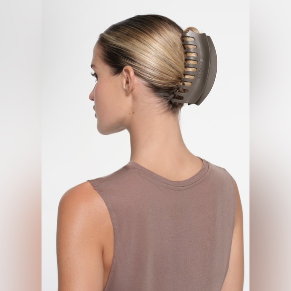 Skims Matte Logo Hair Clip Set of 4  No Crease 
Frost and Cranberry Accessory - Picture 5 of 5